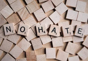 no-hate-2019922 1280 | Foto: Bild: https://pixabay.com/de/photos/kein-hass-wort-briefe-scrabble-2019922/